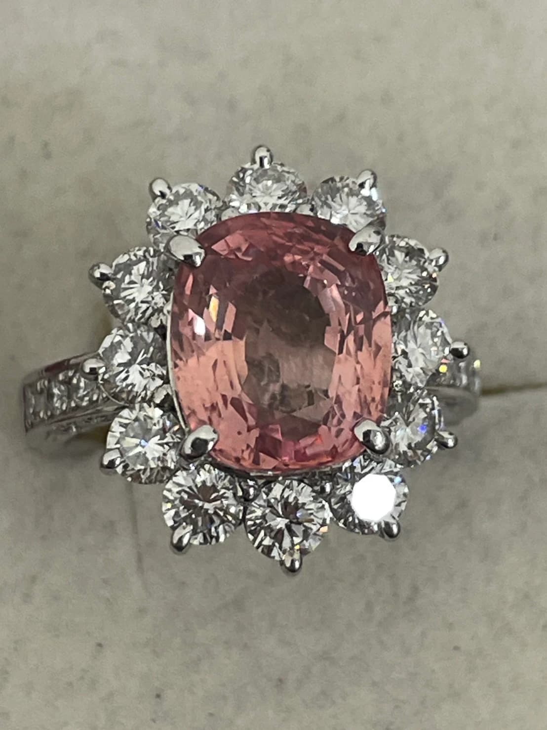 【査定事例】自宅の不用品として持ち込まれたパパラチヤサファイアが100万円超えの査定に のサムネイル